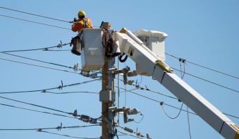 一些公用事业公司仍在谨慎投资可再生能源