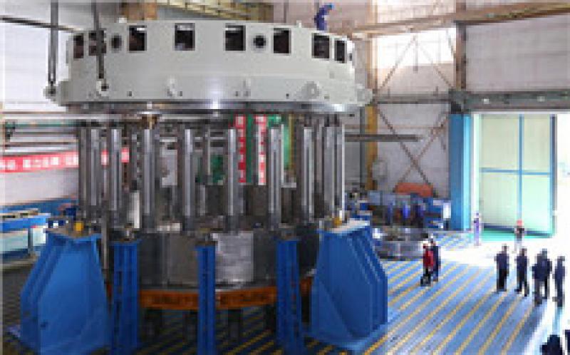 白鹤滩首台顶盖一次性吊装成功