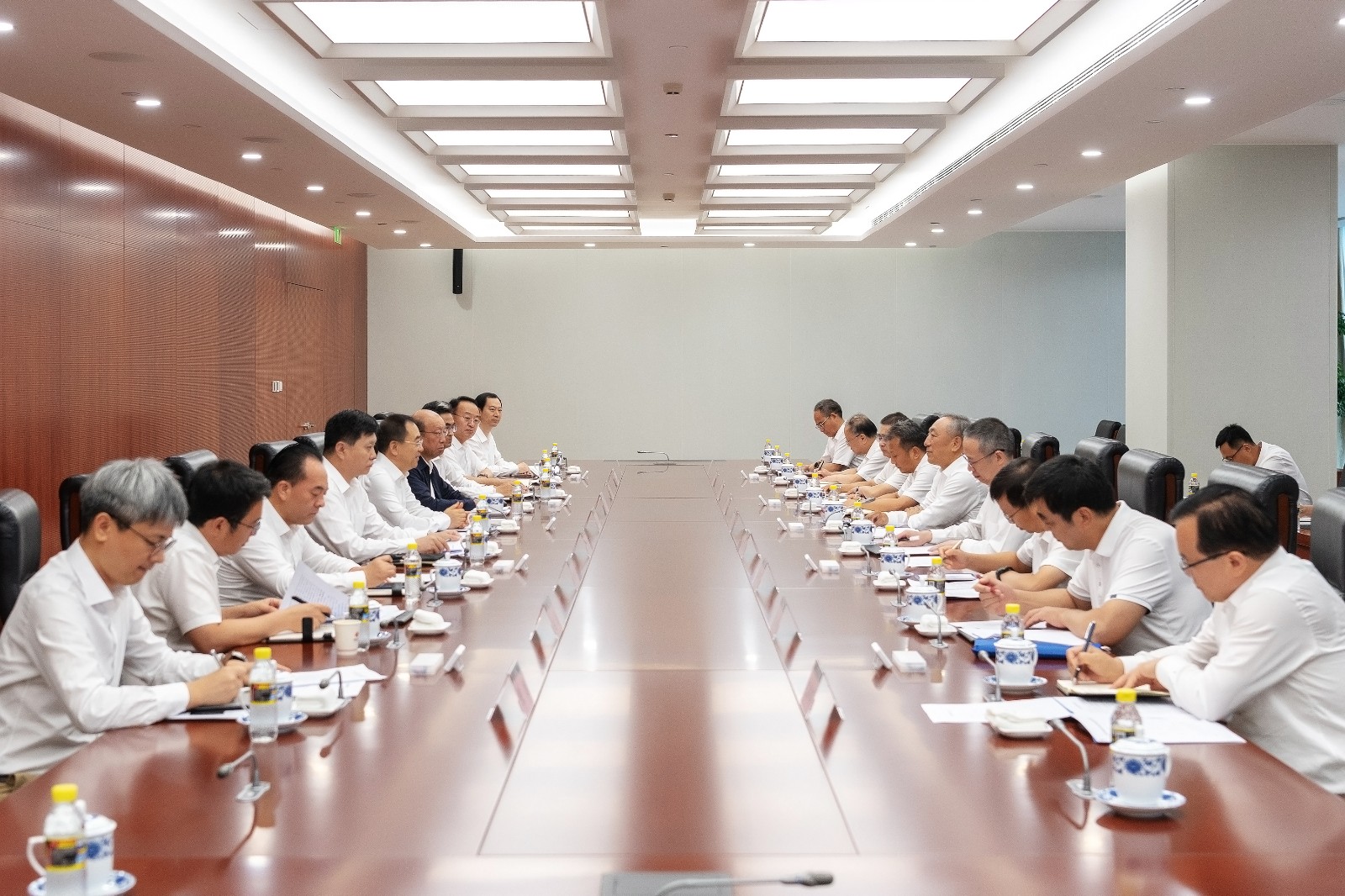 邹磊会见中国煤炭地质总局党委书记贾春曲